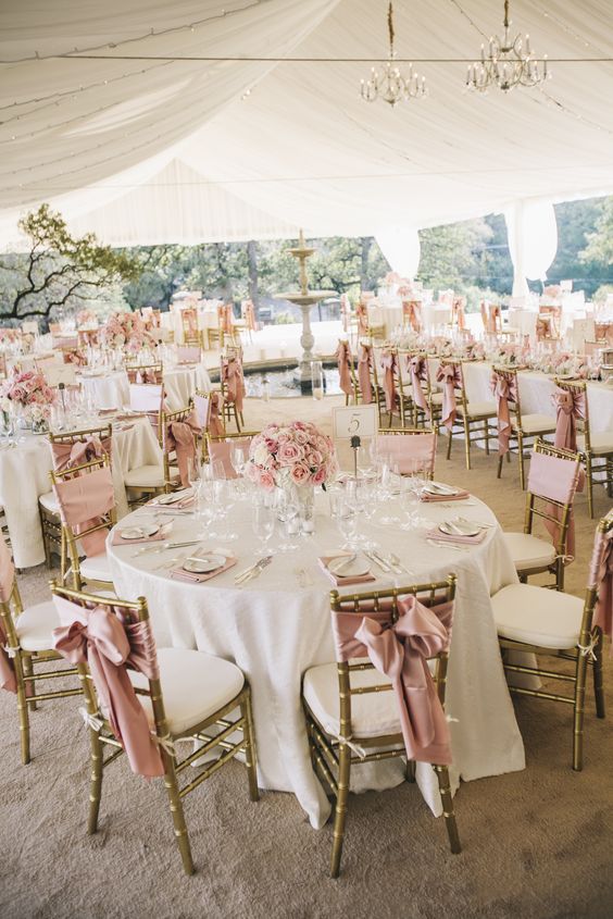 35 Inspiring Ideas For A Blush Wedding Parfum Flower Company Blush Wedding Table Setting With A Lot Of Pink Roses