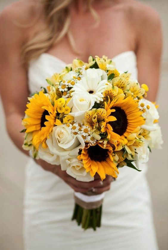 An extraordinairy bouquet with sunflowers, daisies and white roses.