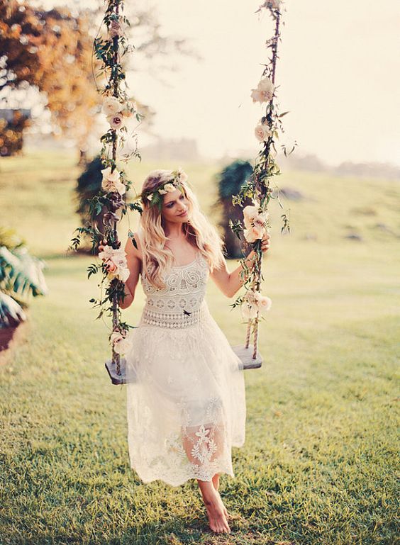 Best idea ever for a bohemian wedding. A swing with flowers. 
