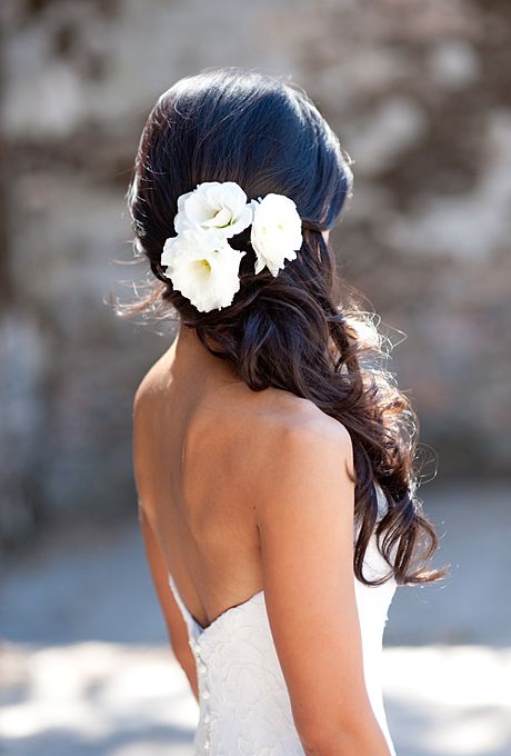 17 amazing wedding hairstyles with flowers - Parfum Flower Company