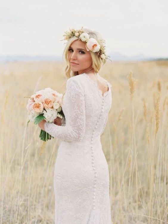 Just fell in love with this buttoned dress. The blush roses in the bouquet and her hair really complement the overall image. 