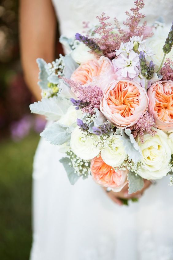Stunning wedding bouquet with the David Austin Wedding Rose Juliet. I love how this bouquet is picked!