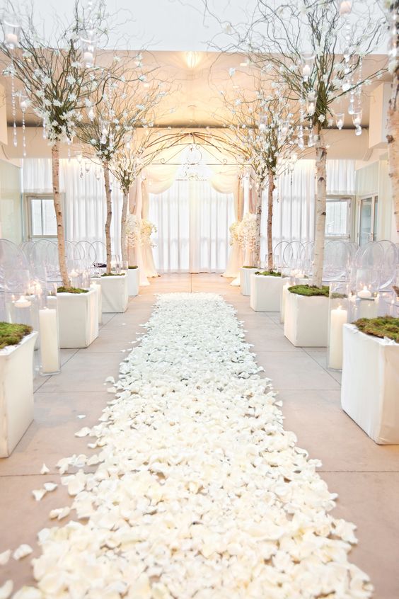 30 Inspiring Ideas For A White Wedding Parfum Flower Company Walking Down The Aisle On Rose Petals Is Always A Good Idea
