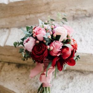 The 6 Most Por Types Of Wedding Bouquets Structured Look With One Type Of Flower Flowers That Work Really Well In These Wedding Bouquets Are Roses Gerberas Peonies Tulips And Rununculus