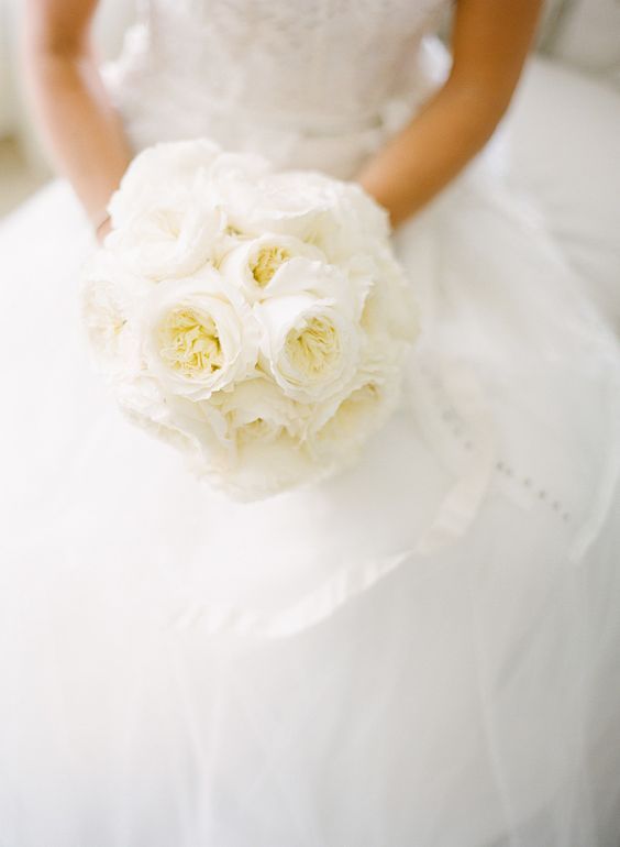 Want to keep your wedding bouquet simple yet elegant? choosing a mono-floral bouquet is a great option! Like this one for instance with stunning Patience roses with ruffled petals reminiscent of fine lace.