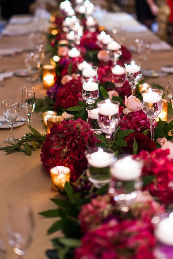  Romantic burgundy table setting. Do we spot some Juliet roses over there? 