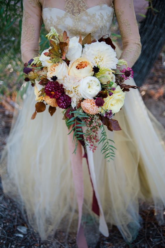 Deep, rich colors in a vintage setting. Love! Isn't the combination with soft yellow roses just stunning? The roses 'Caramel Antike' and 'Beatrice' would be great choices to incorporate in a fall bouquet like this one.